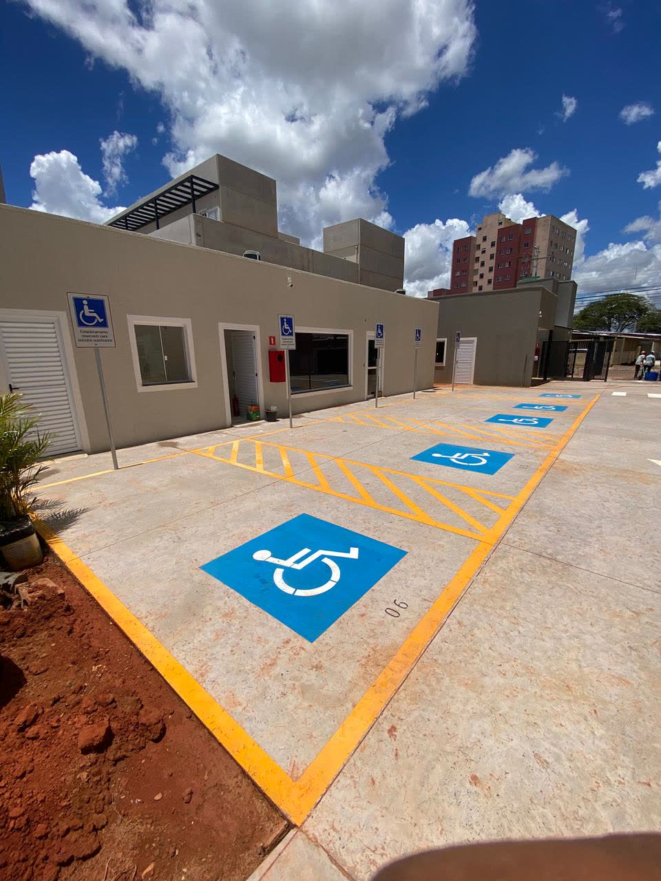 Vagas para pessoas com deficiência demarcadas em azul com contorno amarelo