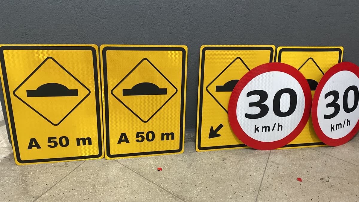 Placas de advertência de lombada e de velocidade máxima 30 km/h prontas para instalação