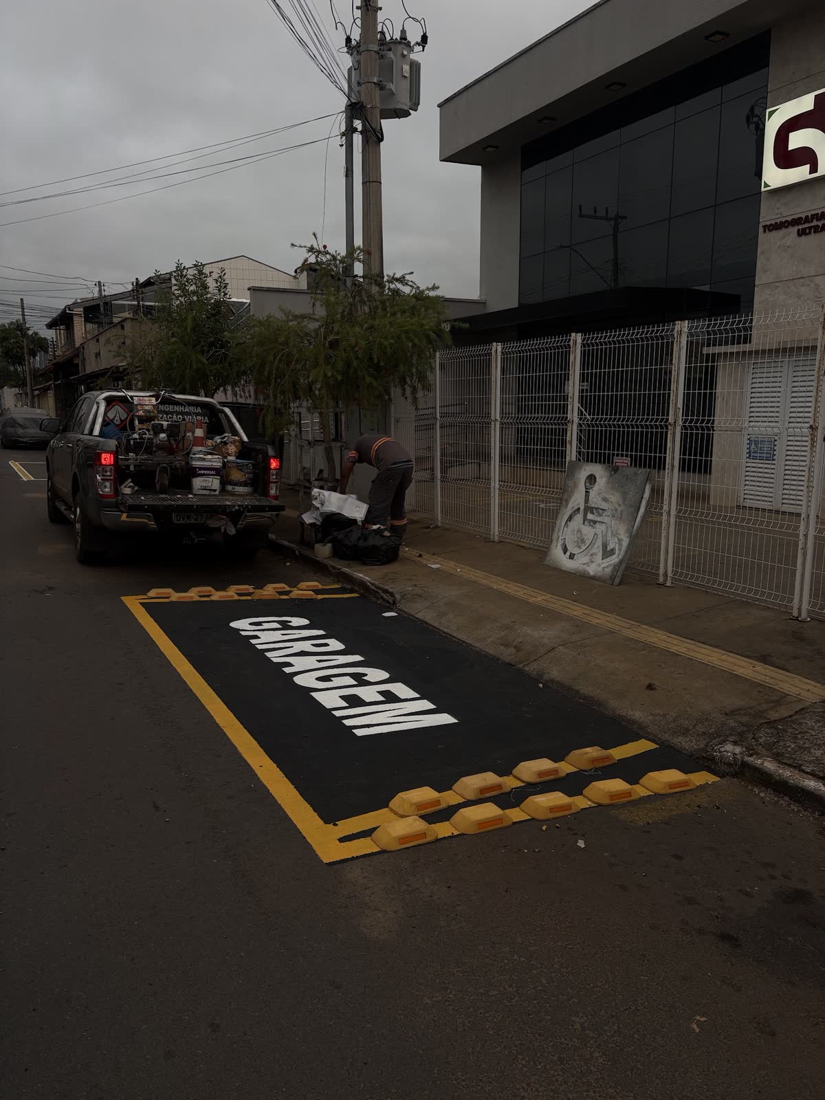 Saída de garagem com área zebrada e a palavra GARAGEM pintada no piso